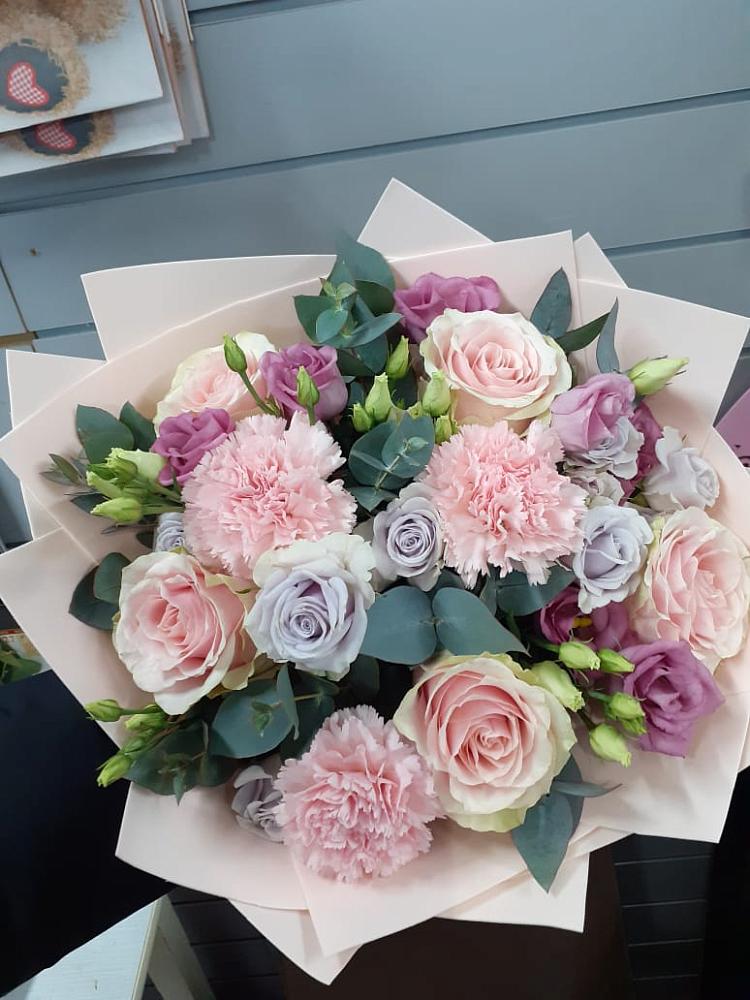 Букет цветов из: Розы, Гвоздики и Лизиантусы в Ожогино